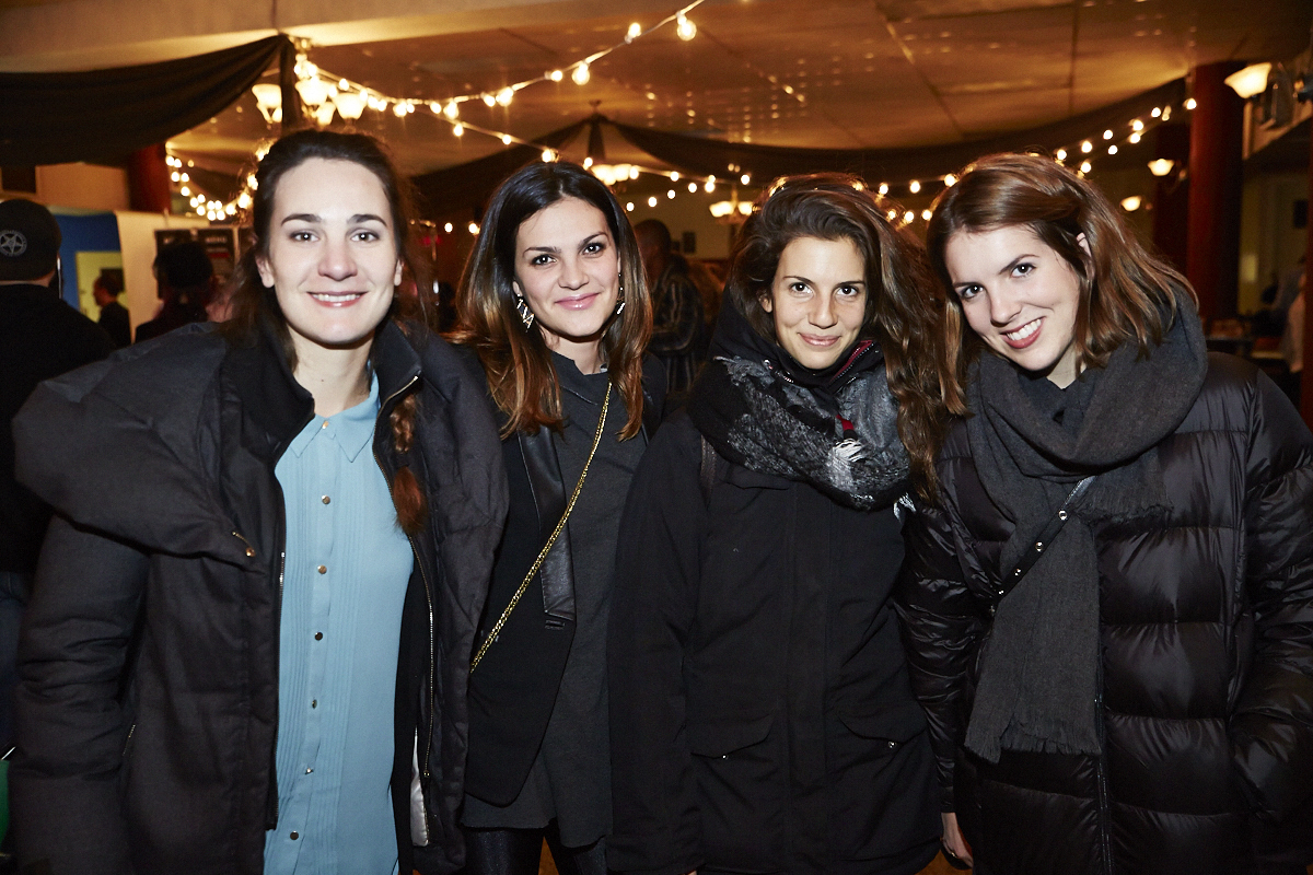 Des centaines d'anonymes excités se rendent au lancement du magazine URBANIA