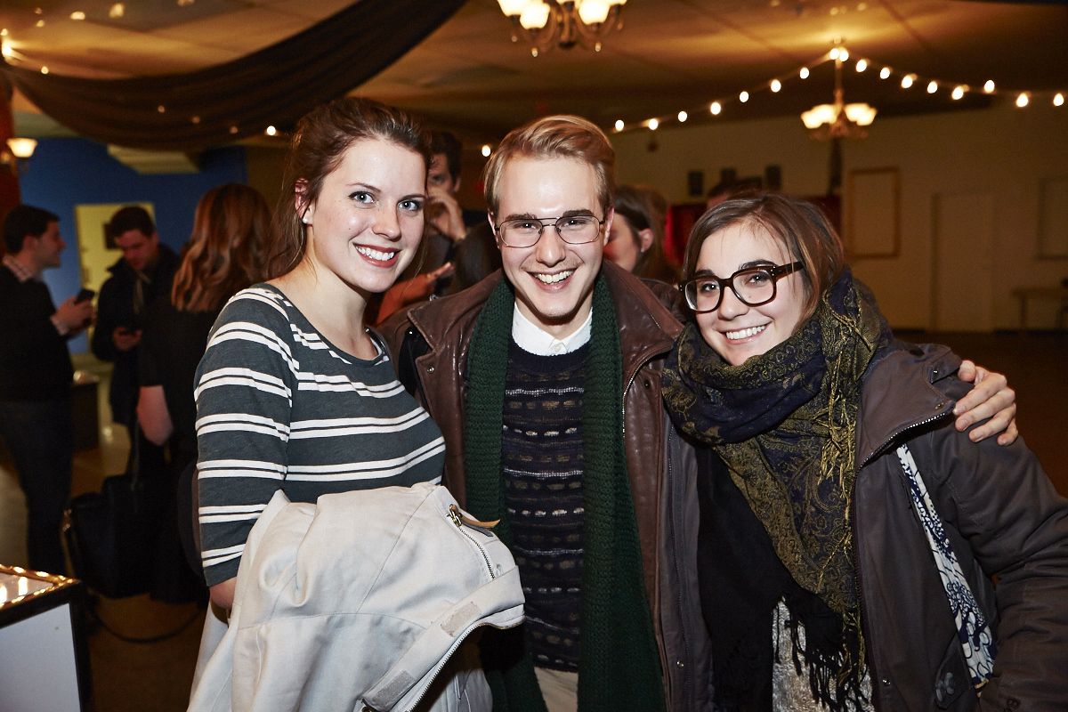 Des centaines d'anonymes excités se rendent au lancement du magazine URBANIA