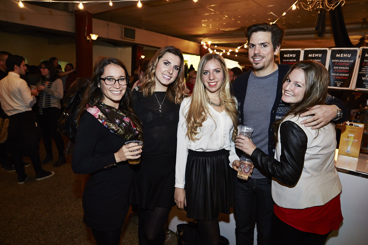 Des centaines d'anonymes excités se rendent au lancement du magazine URBANIA