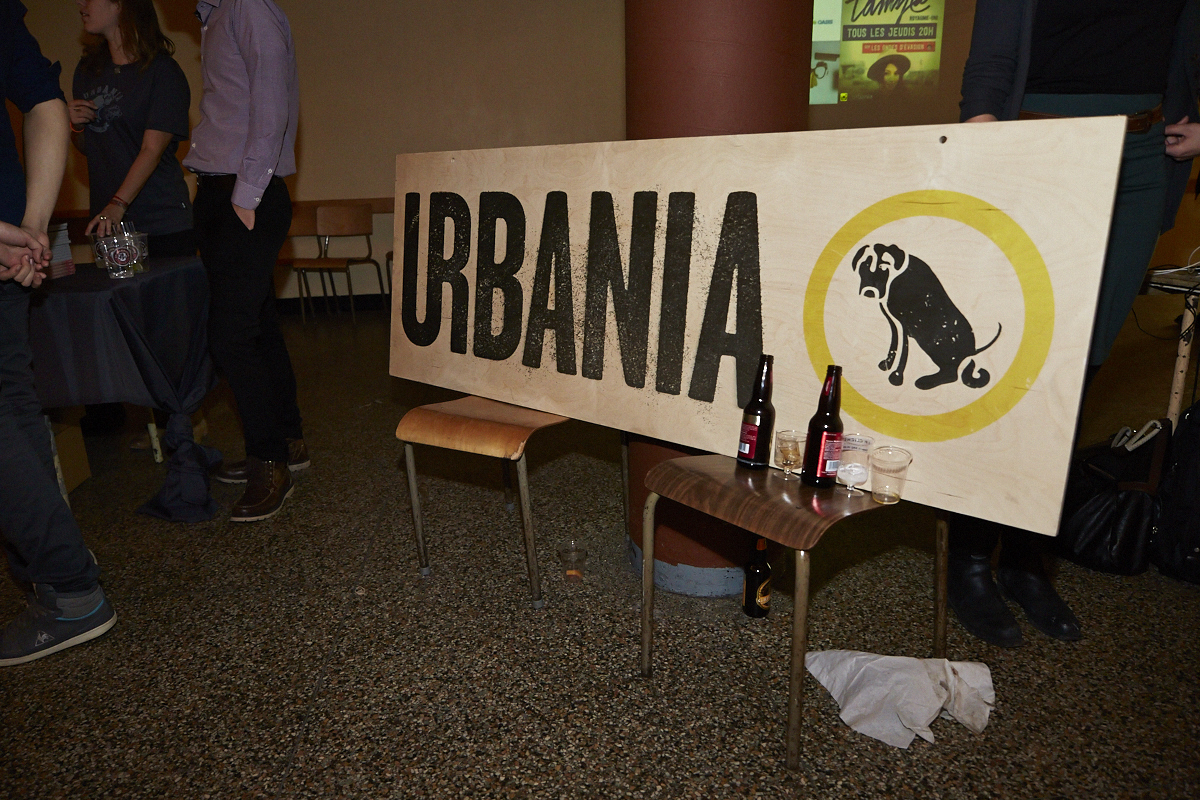 Des centaines d'anonymes excités se rendent au lancement du magazine URBANIA