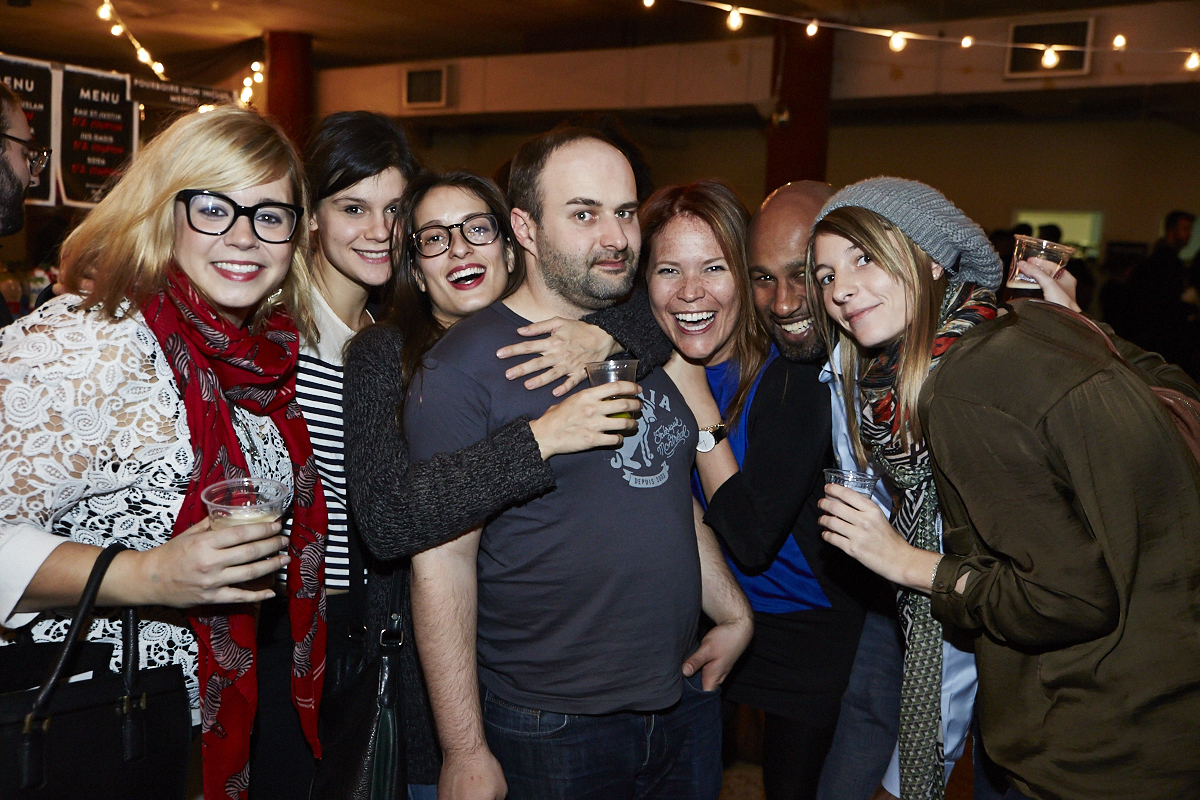 Des centaines d'anonymes excités se rendent au lancement du magazine URBANIA