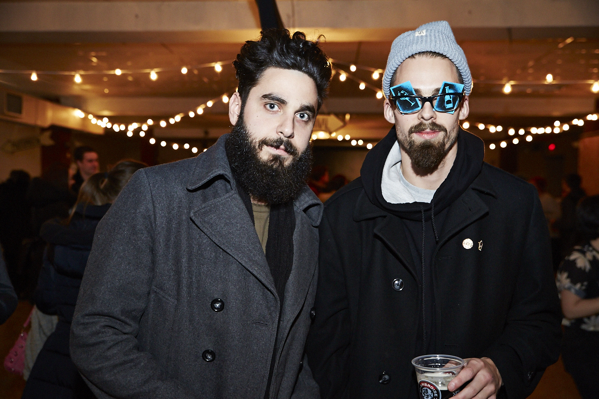 Des centaines d'anonymes excités se rendent au lancement du magazine URBANIA