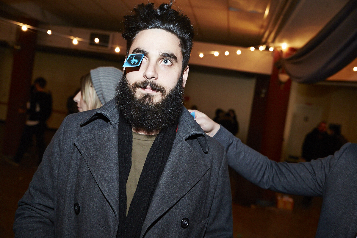 Des centaines d'anonymes excités se rendent au lancement du magazine URBANIA