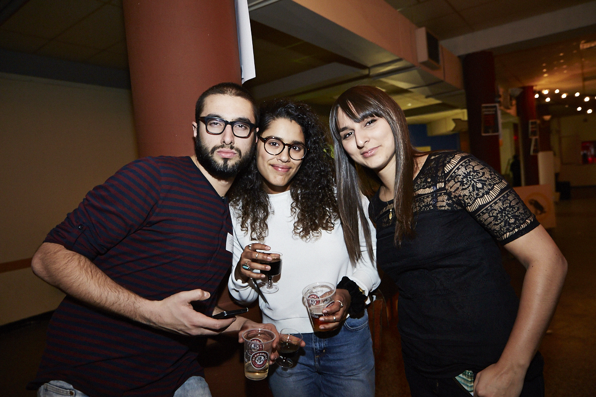 Des centaines d'anonymes excités se rendent au lancement du magazine URBANIA