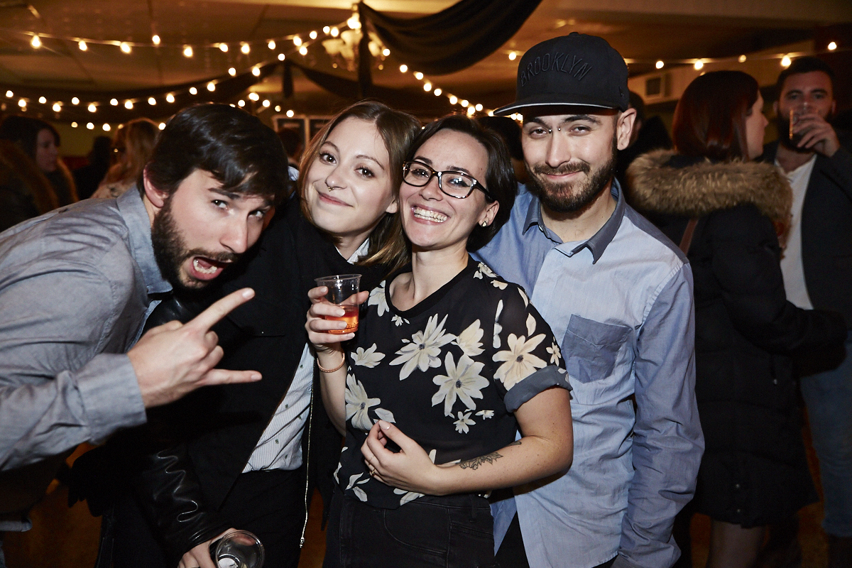 Des centaines d'anonymes excités se rendent au lancement du magazine URBANIA