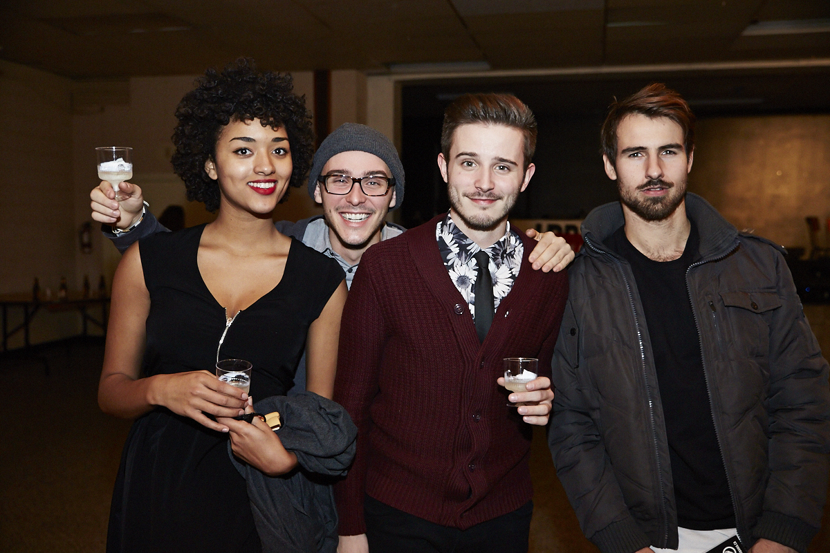 Des centaines d'anonymes excités se rendent au lancement du magazine URBANIA