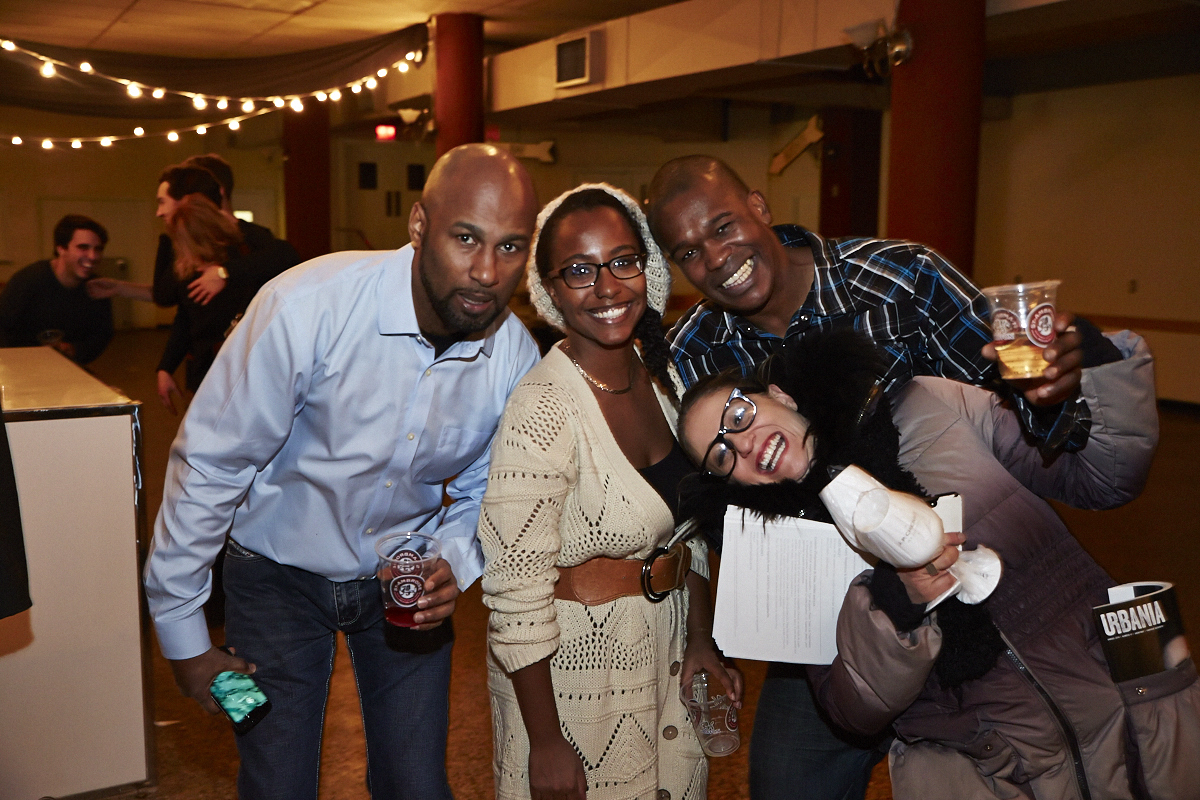 Des centaines d'anonymes excités se rendent au lancement du magazine URBANIA