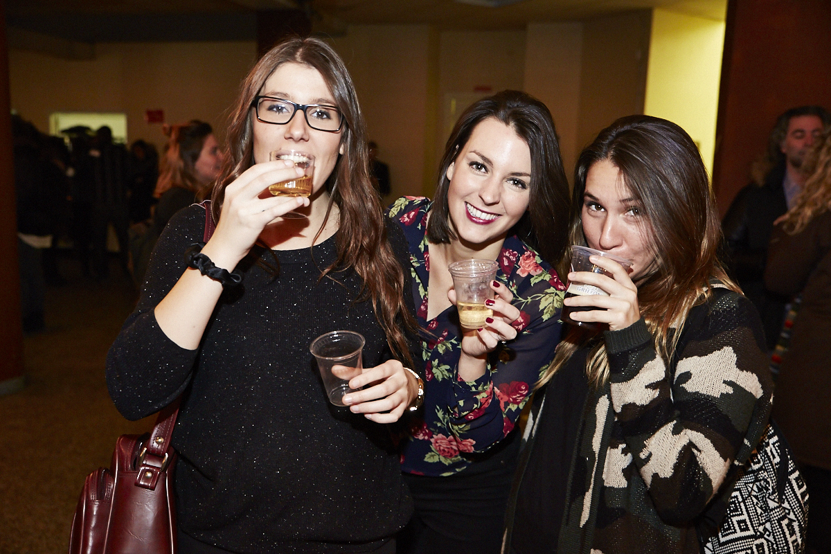 Des centaines d'anonymes excités se rendent au lancement du magazine URBANIA