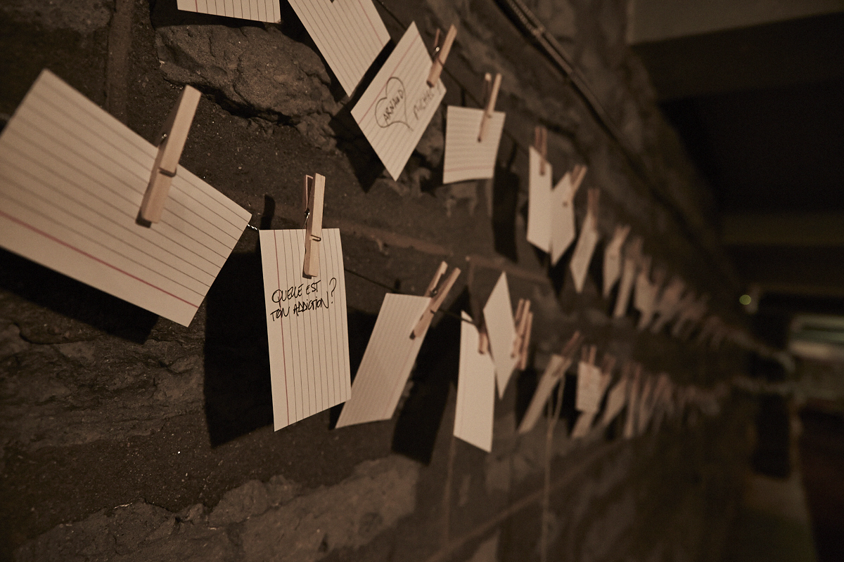 Des centaines d'anonymes excités se rendent au lancement du magazine URBANIA