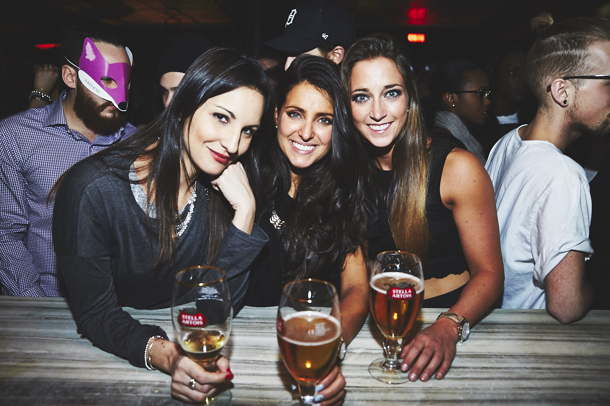 Méchante belle crowd de renards à la première soirée Kitsuné Club Night à l'Apt. 200