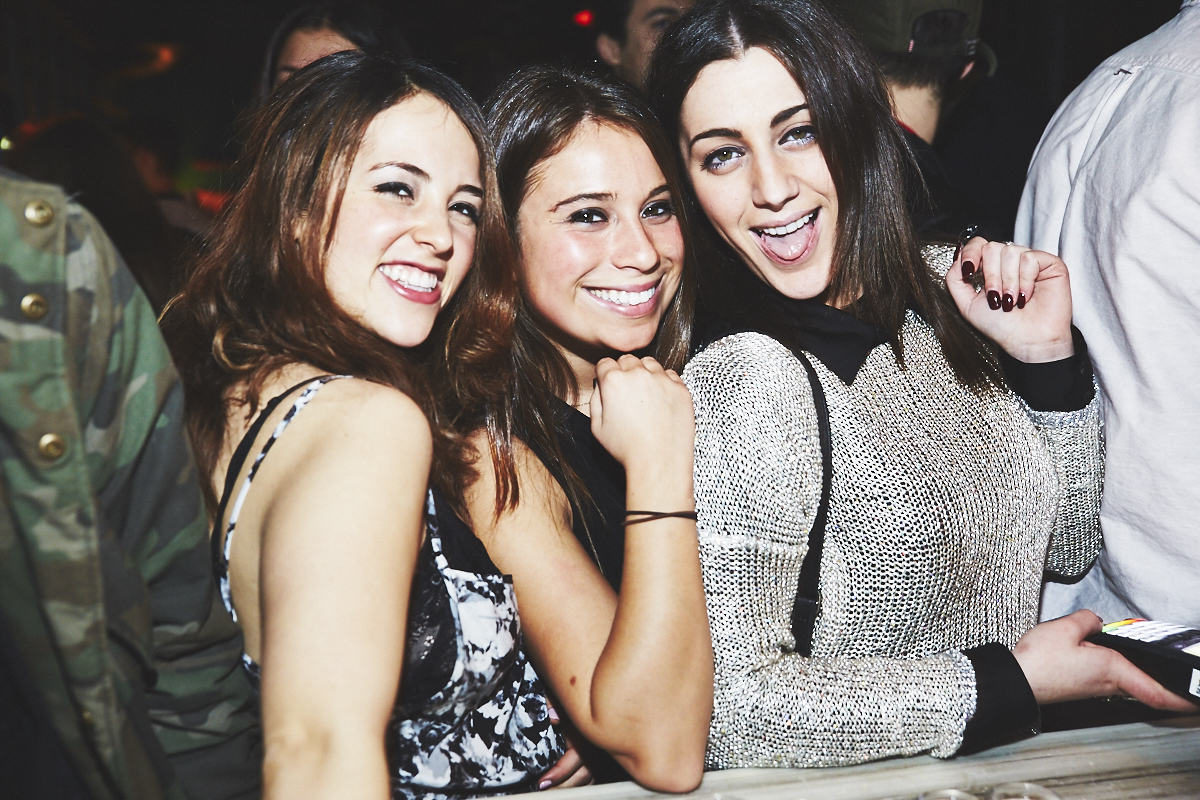 Méchante belle crowd de renards à la première soirée Kitsuné Club Night à l'Apt. 200