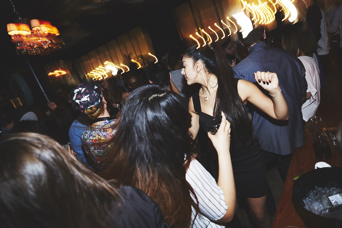 Méchante belle crowd de renards à la première soirée Kitsuné Club Night à l'Apt. 200