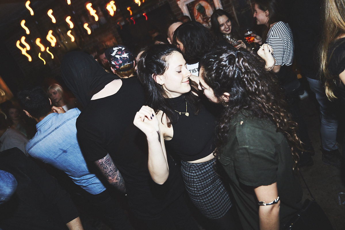 Méchante belle crowd de renards à la première soirée Kitsuné Club Night à l'Apt. 200