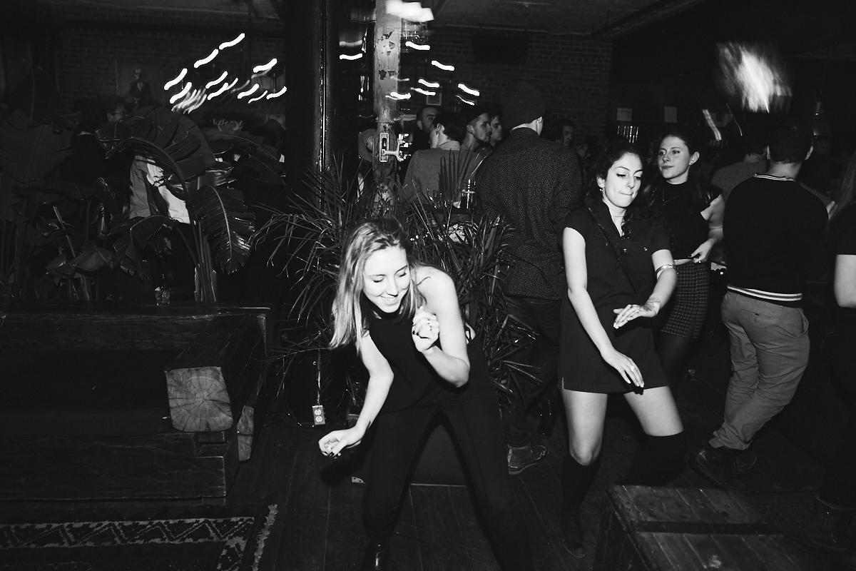 Méchante belle crowd de renards à la première soirée Kitsuné Club Night à l'Apt. 200