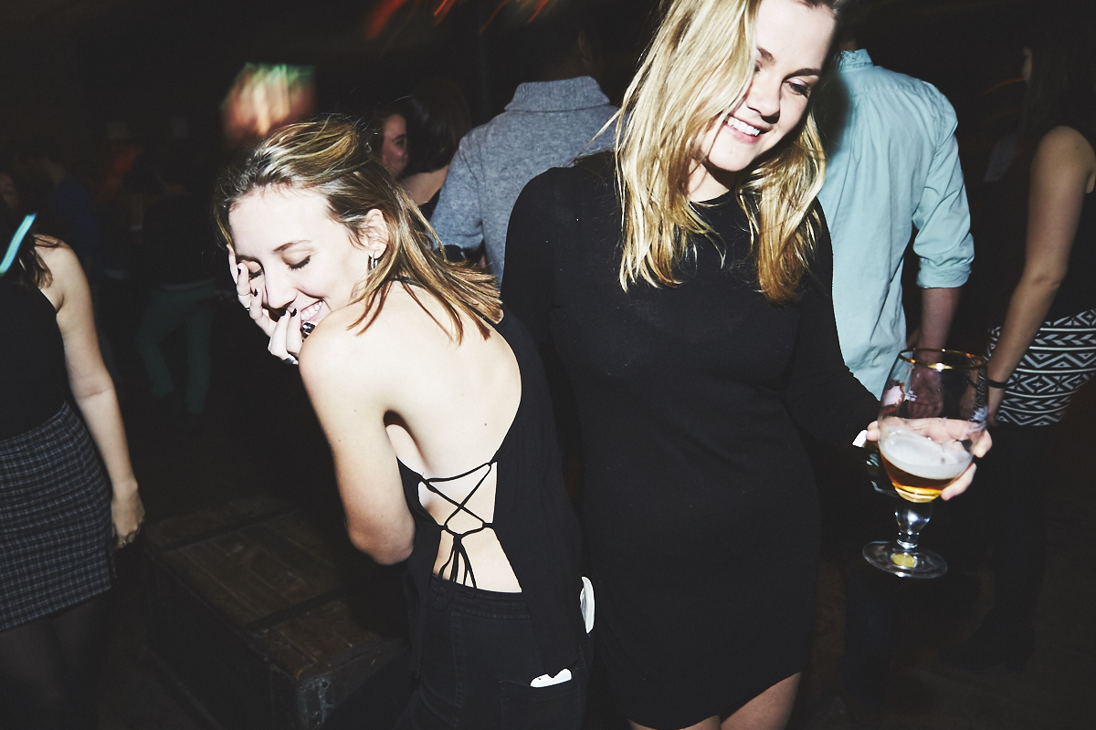 Méchante belle crowd de renards à la première soirée Kitsuné Club Night à l'Apt. 200