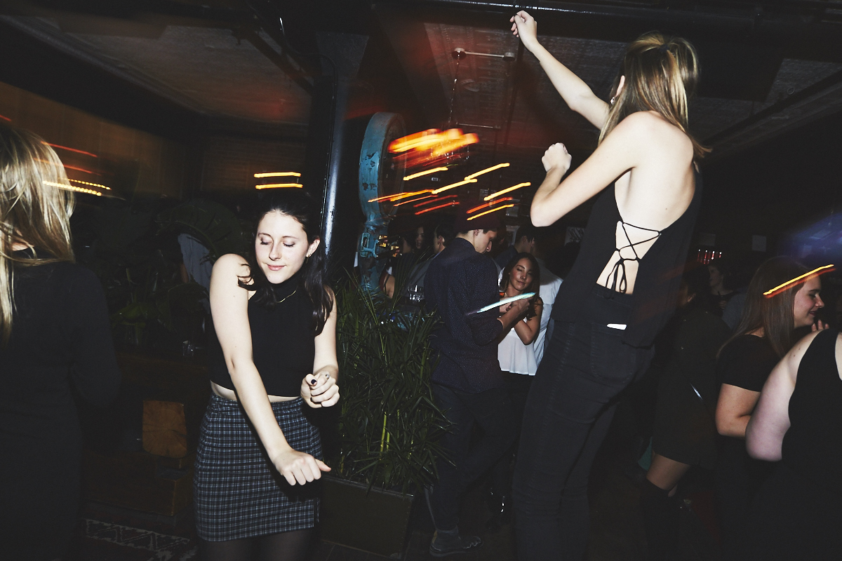 Méchante belle crowd de renards à la première soirée Kitsuné Club Night à l'Apt. 200