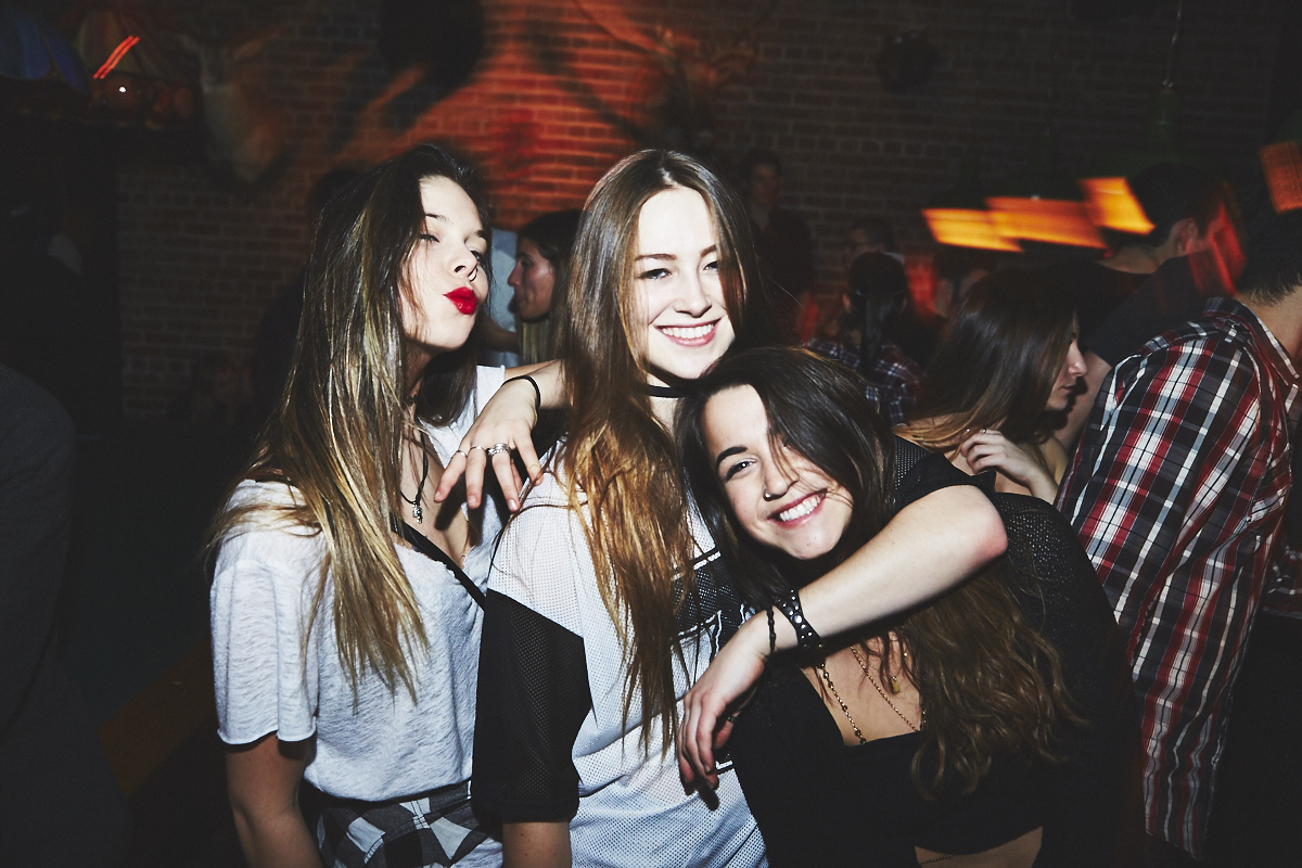 Méchante belle crowd de renards à la première soirée Kitsuné Club Night à l'Apt. 200