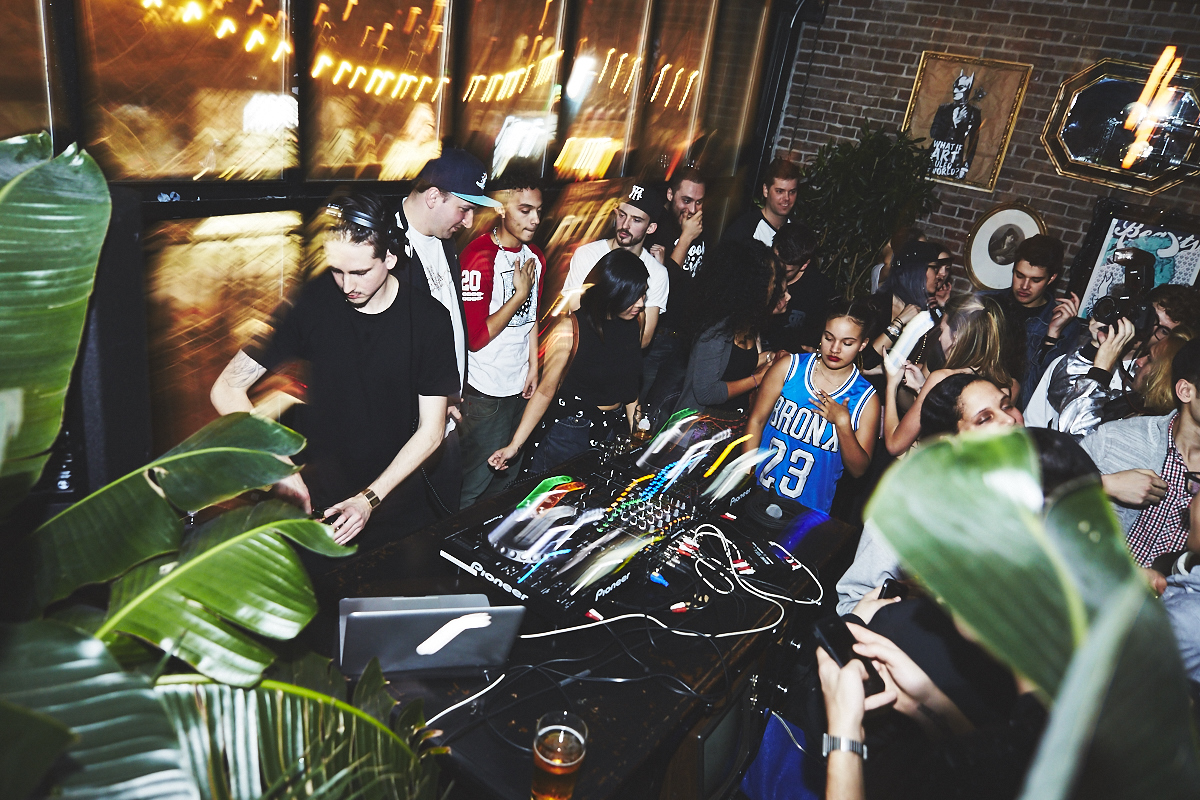 Méchante belle crowd de renards à la première soirée Kitsuné Club Night à l'Apt. 200