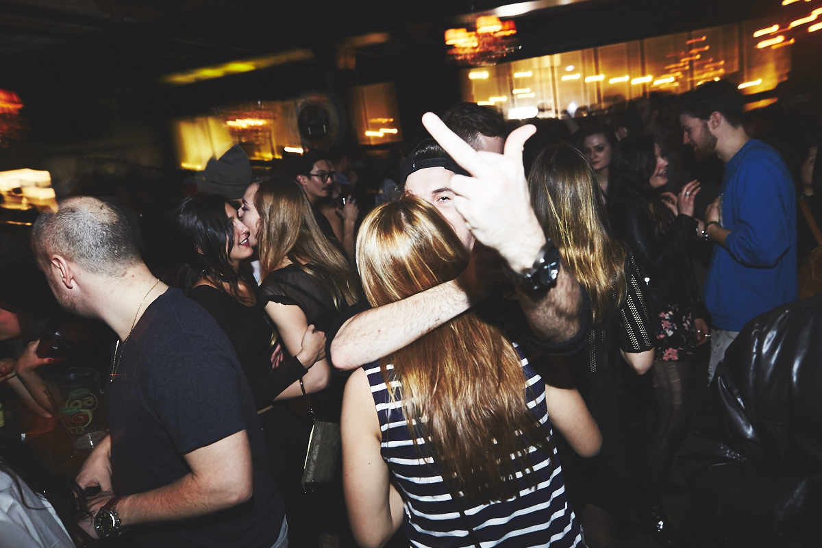 Méchante belle crowd de renards à la première soirée Kitsuné Club Night à l'Apt. 200