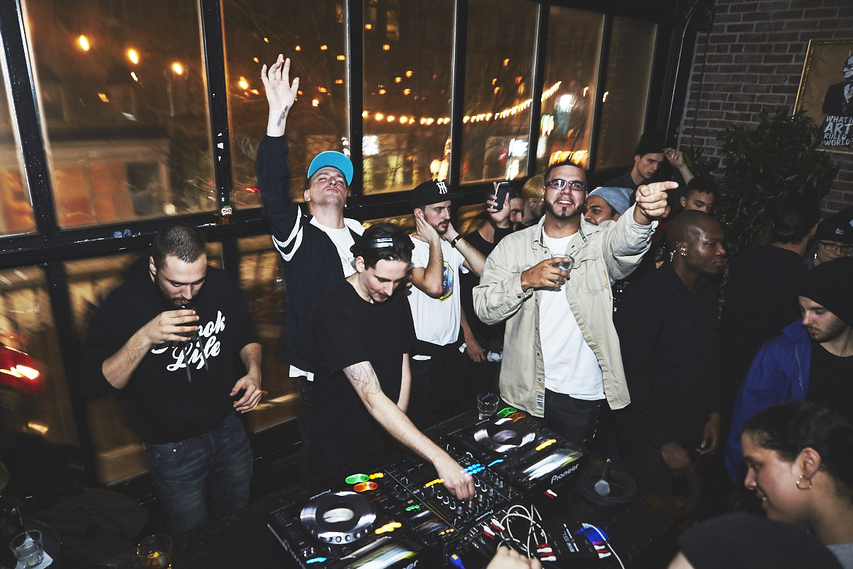 Méchante belle crowd de renards à la première soirée Kitsuné Club Night à l'Apt. 200