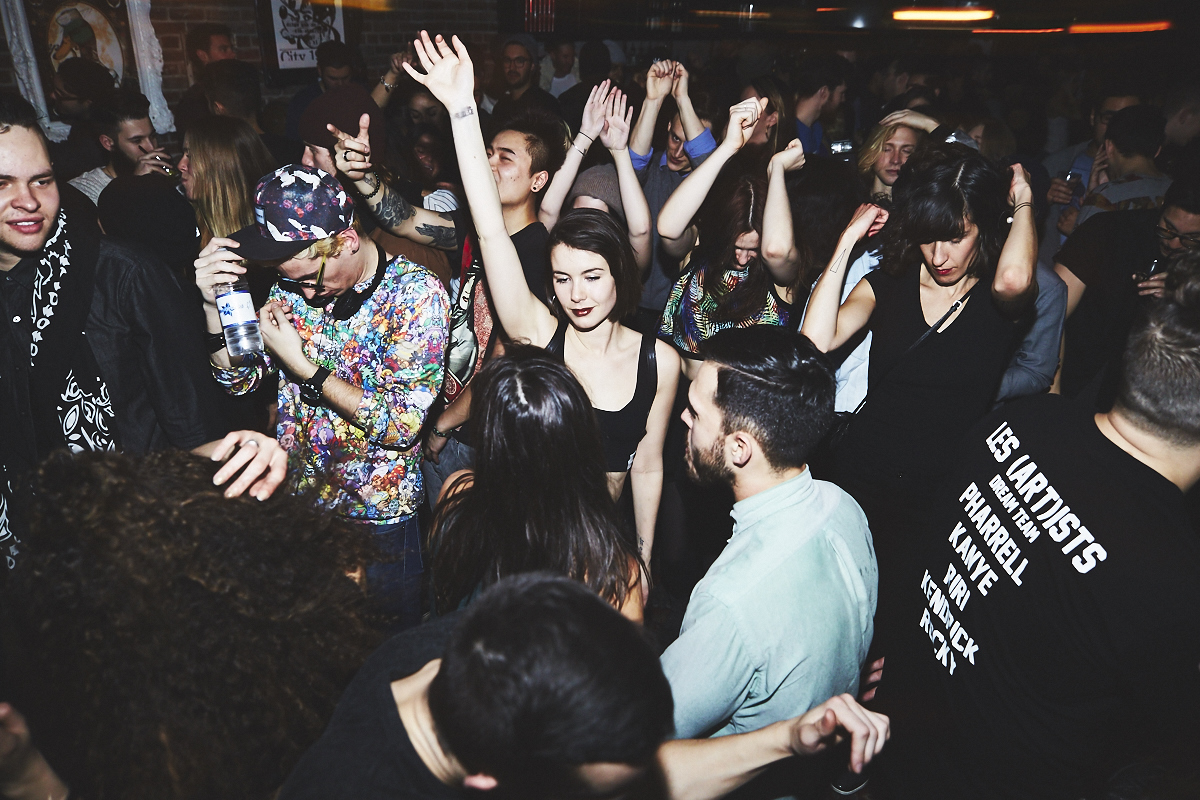 Méchante belle crowd de renards à la première soirée Kitsuné Club Night à l'Apt. 200