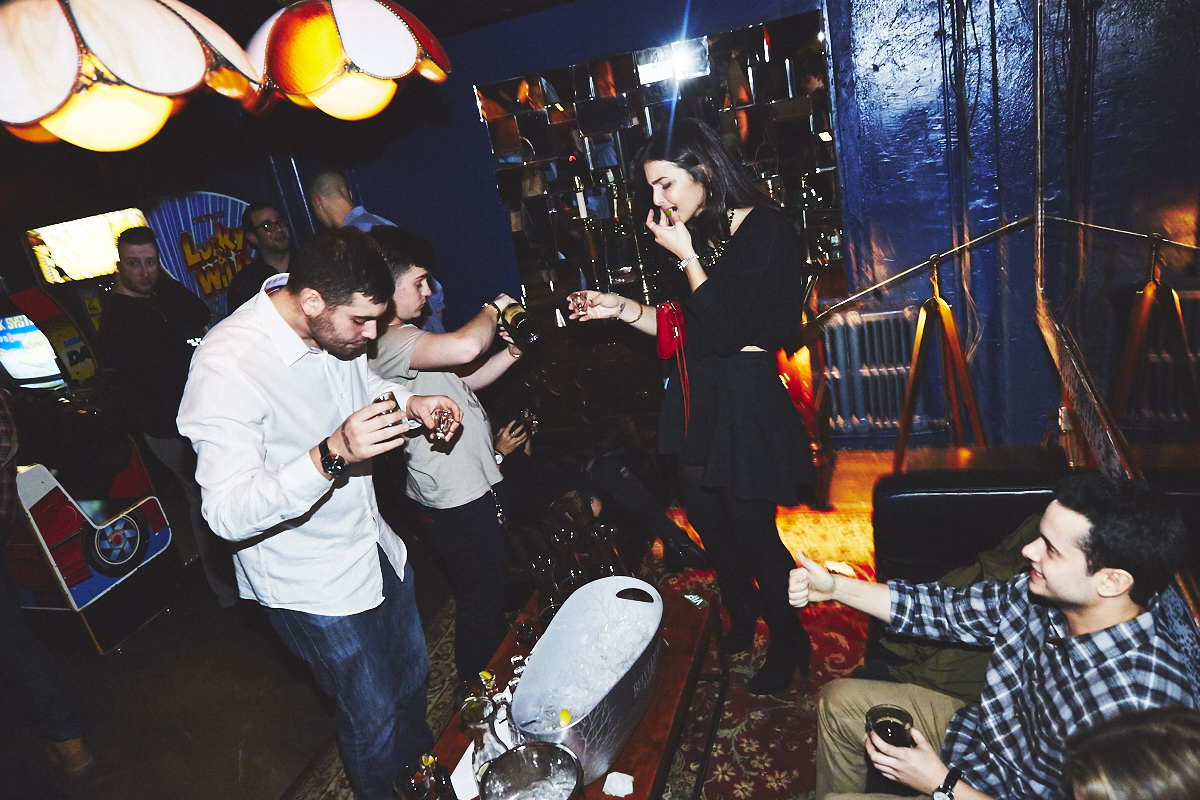 Méchante belle crowd de renards à la première soirée Kitsuné Club Night à l'Apt. 200