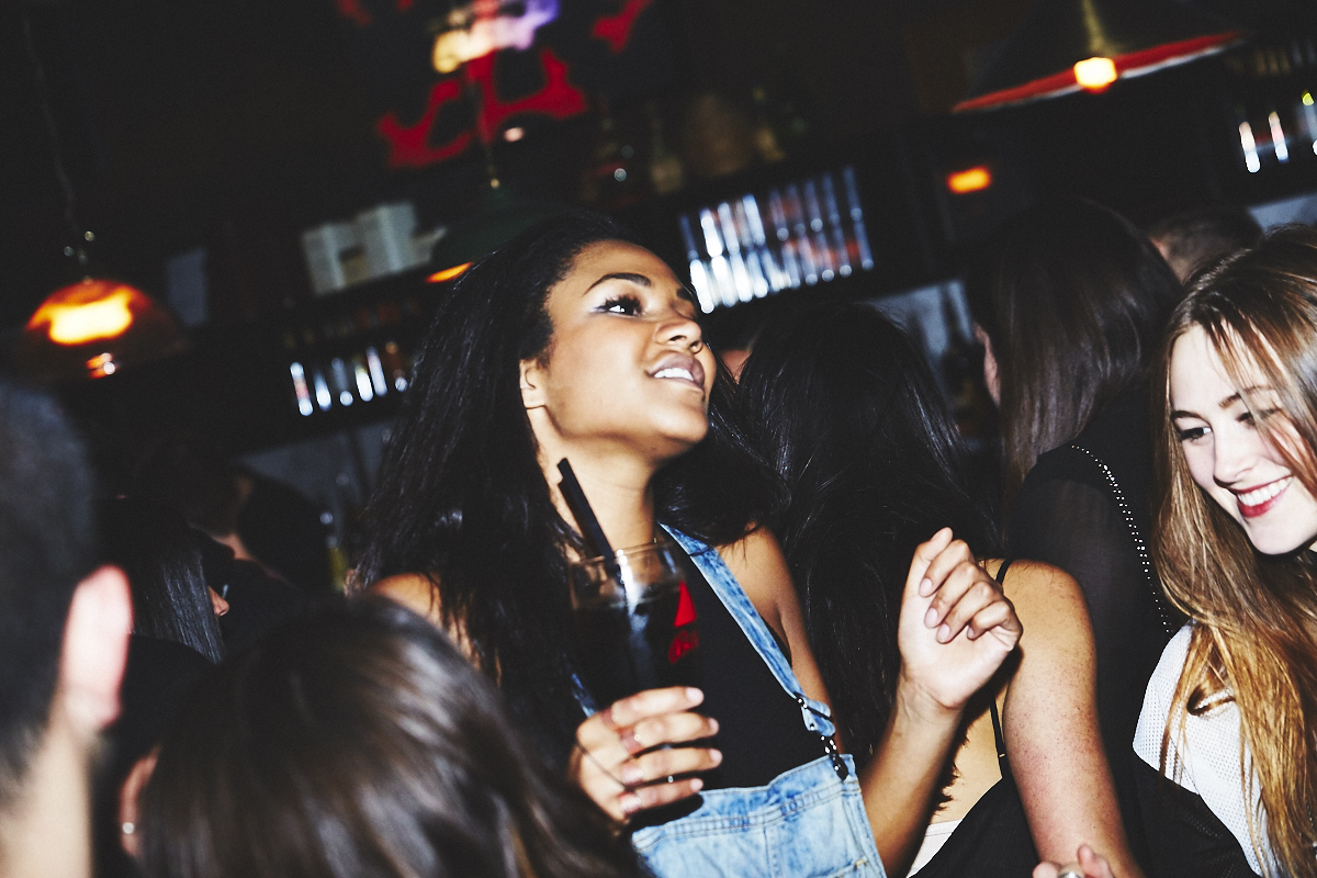 Méchante belle crowd de renards à la première soirée Kitsuné Club Night à l'Apt. 200