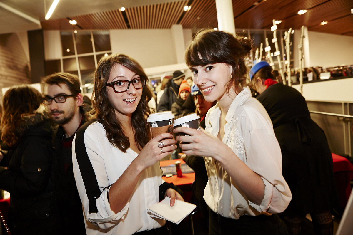 Jean Leloup attire une foule monstre pour le lancement de Paradis City au Planétarium