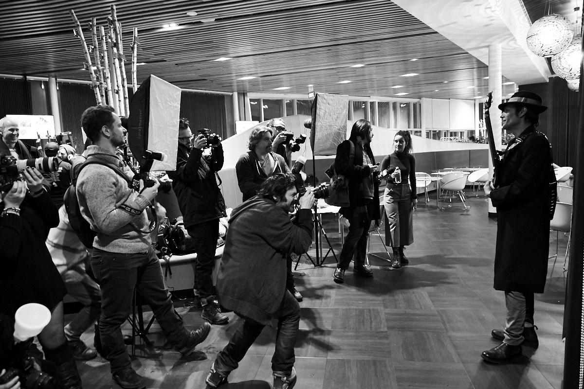 Jean Leloup attire une foule monstre pour le lancement de Paradis City au Planétarium