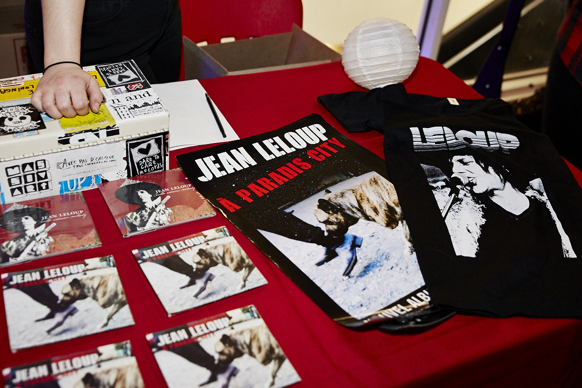 Jean Leloup attire une foule monstre pour le lancement de Paradis City au Planétarium