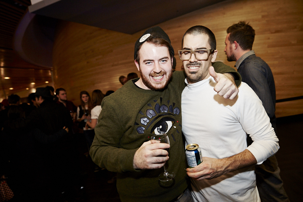 Jean Leloup attire une foule monstre pour le lancement de Paradis City au Planétarium