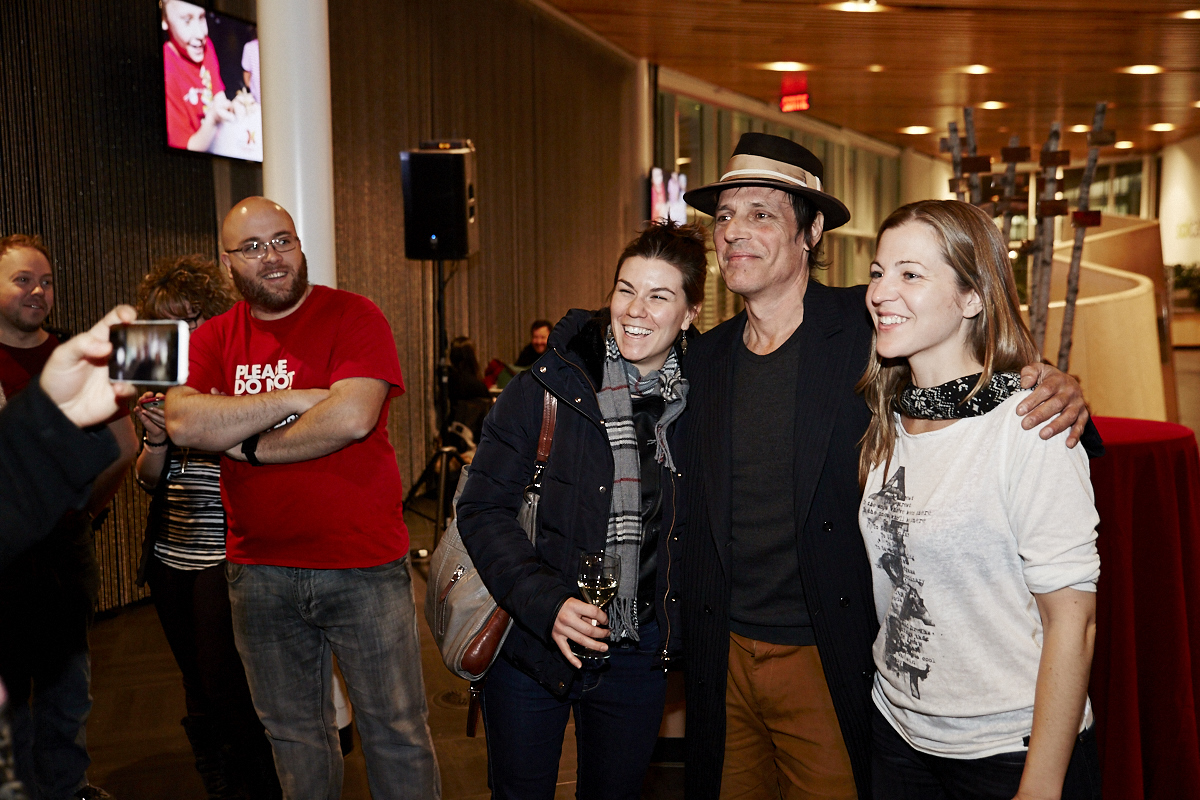 Jean Leloup attire une foule monstre pour le lancement de Paradis City au Planétarium