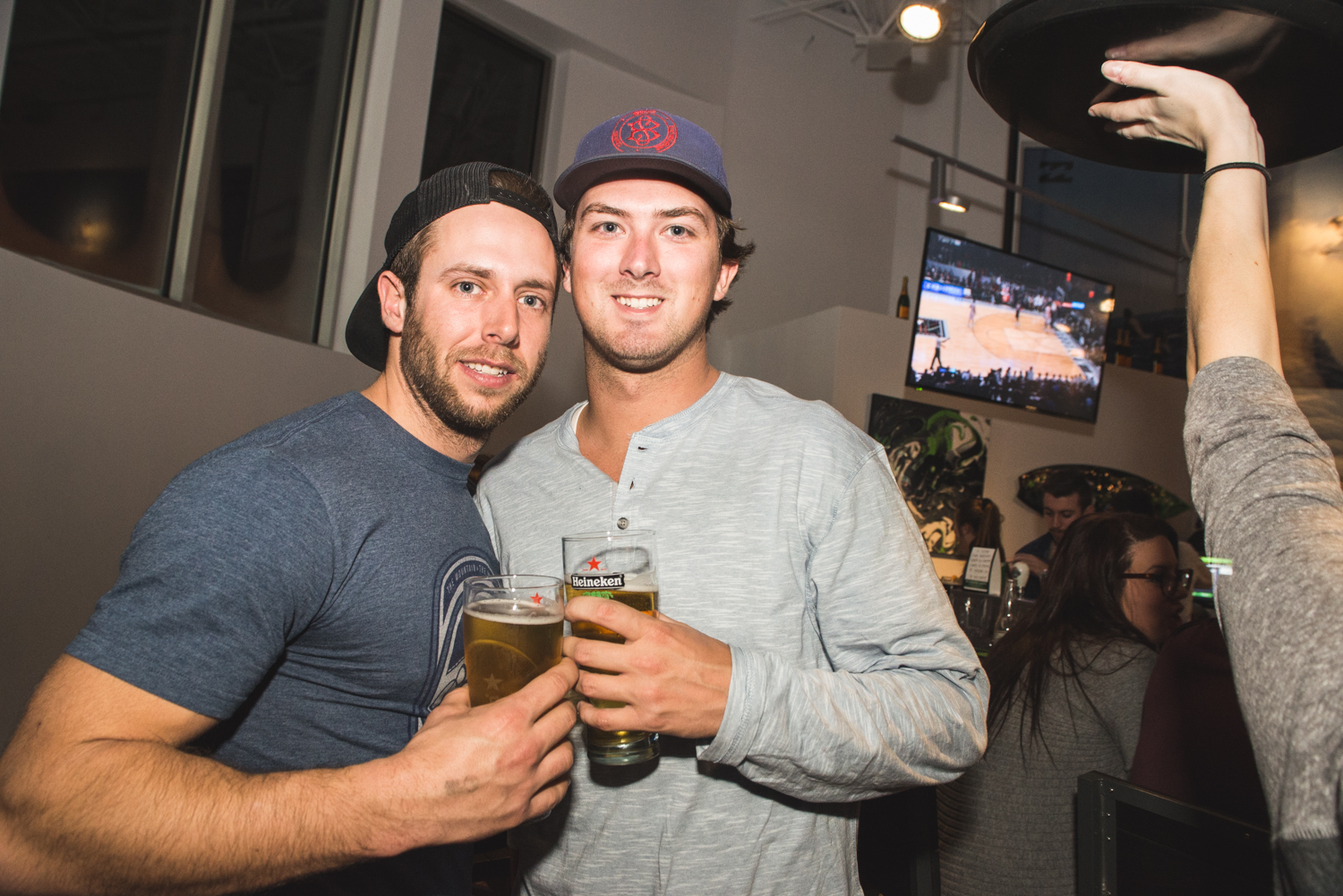 Les vagues et la chaleur s'invitent à Montréal lors du wrap party de Oui Surf en Afrique!