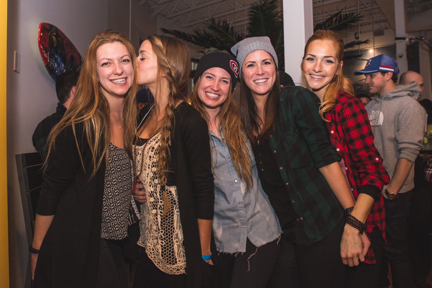 Les vagues et la chaleur s'invitent à Montréal lors du wrap party de Oui Surf en Afrique!