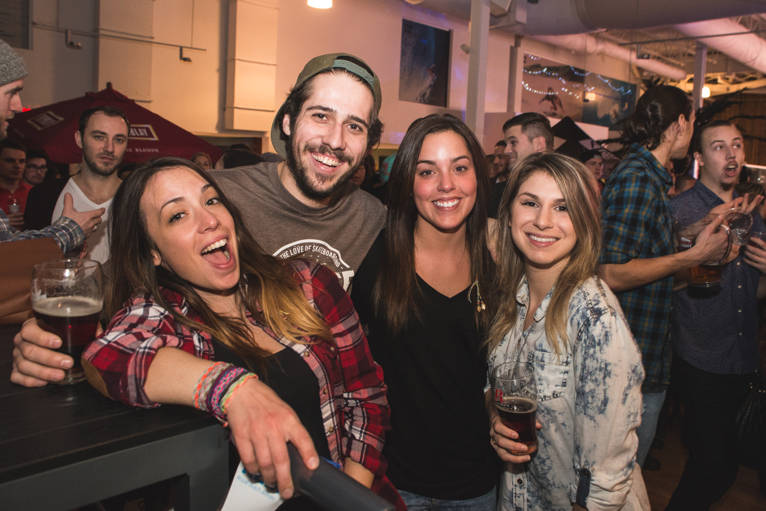 Les vagues et la chaleur s'invitent à Montréal lors du wrap party de Oui Surf en Afrique!