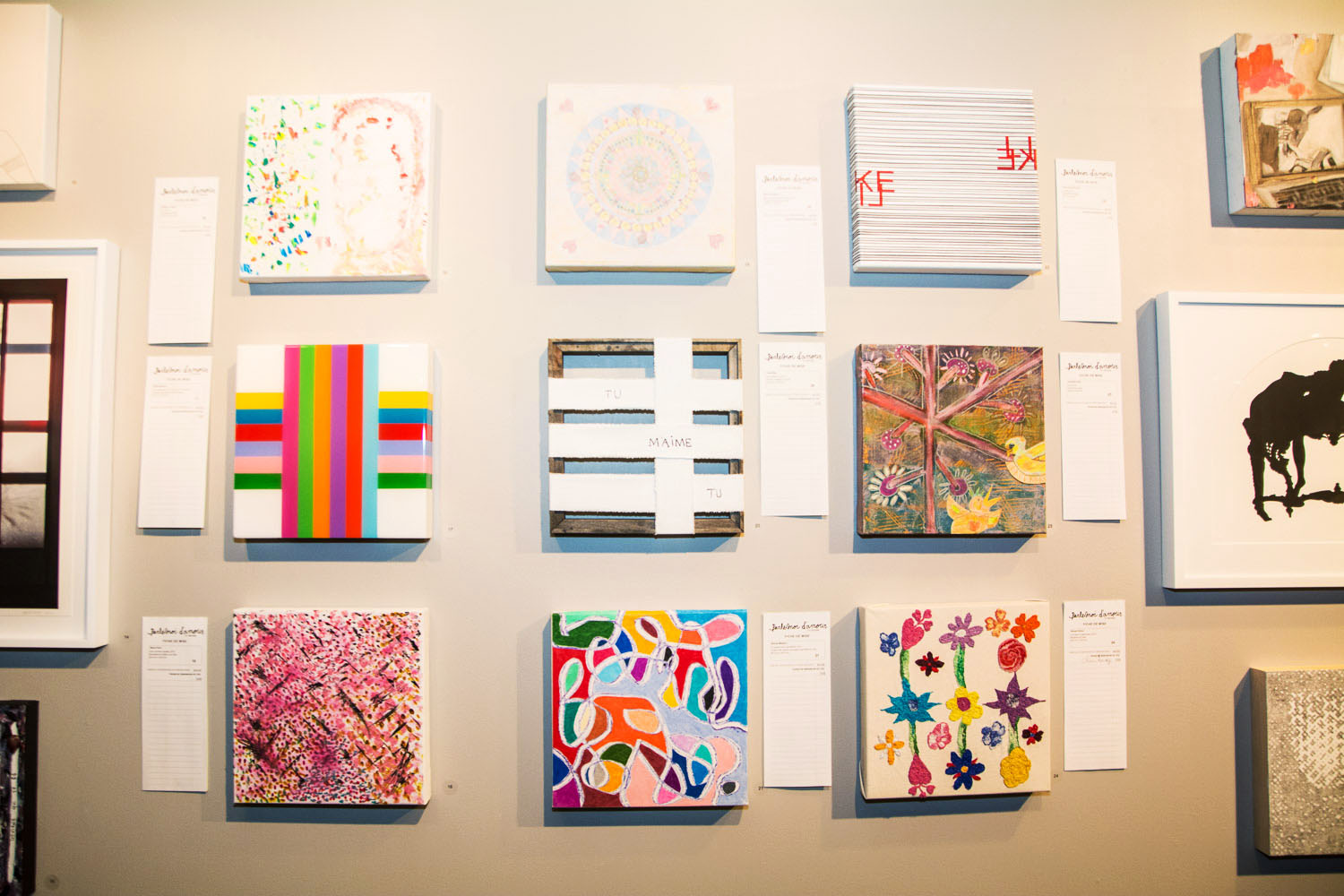 Une salle d'expo pleine de love pour le lancement de «Parle moi d'amour» des Impatients