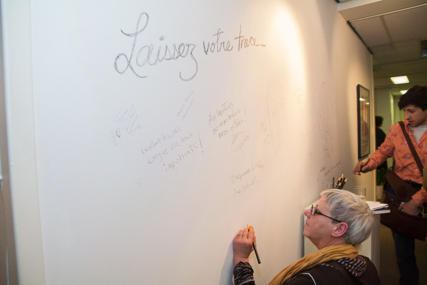 Une salle d'expo pleine de love pour le lancement de «Parle moi d'amour» des Impatients