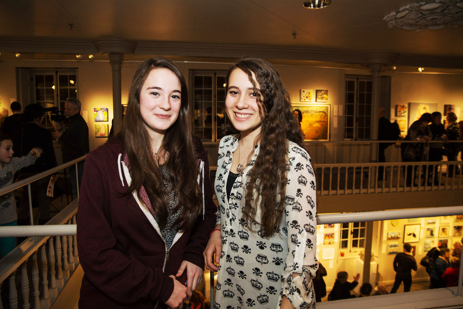 Une salle d'expo pleine de love pour le lancement de «Parle moi d'amour» des Impatients