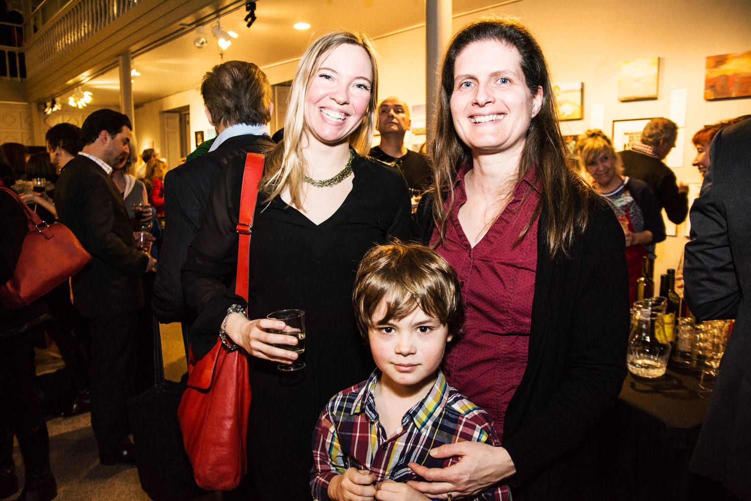 Une salle d'expo pleine de love pour le lancement de «Parle moi d'amour» des Impatients