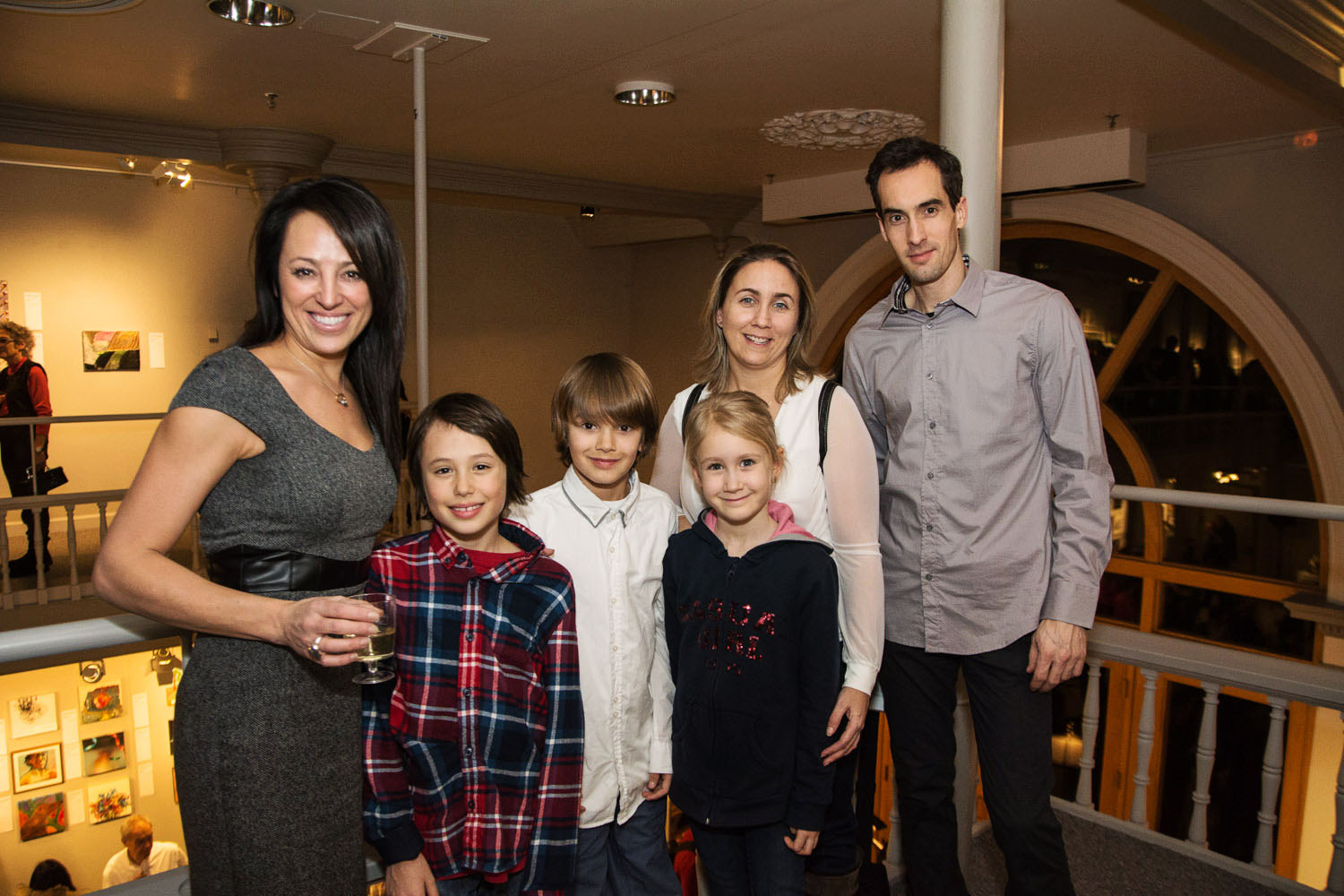 Une salle d'expo pleine de love pour le lancement de «Parle moi d'amour» des Impatients