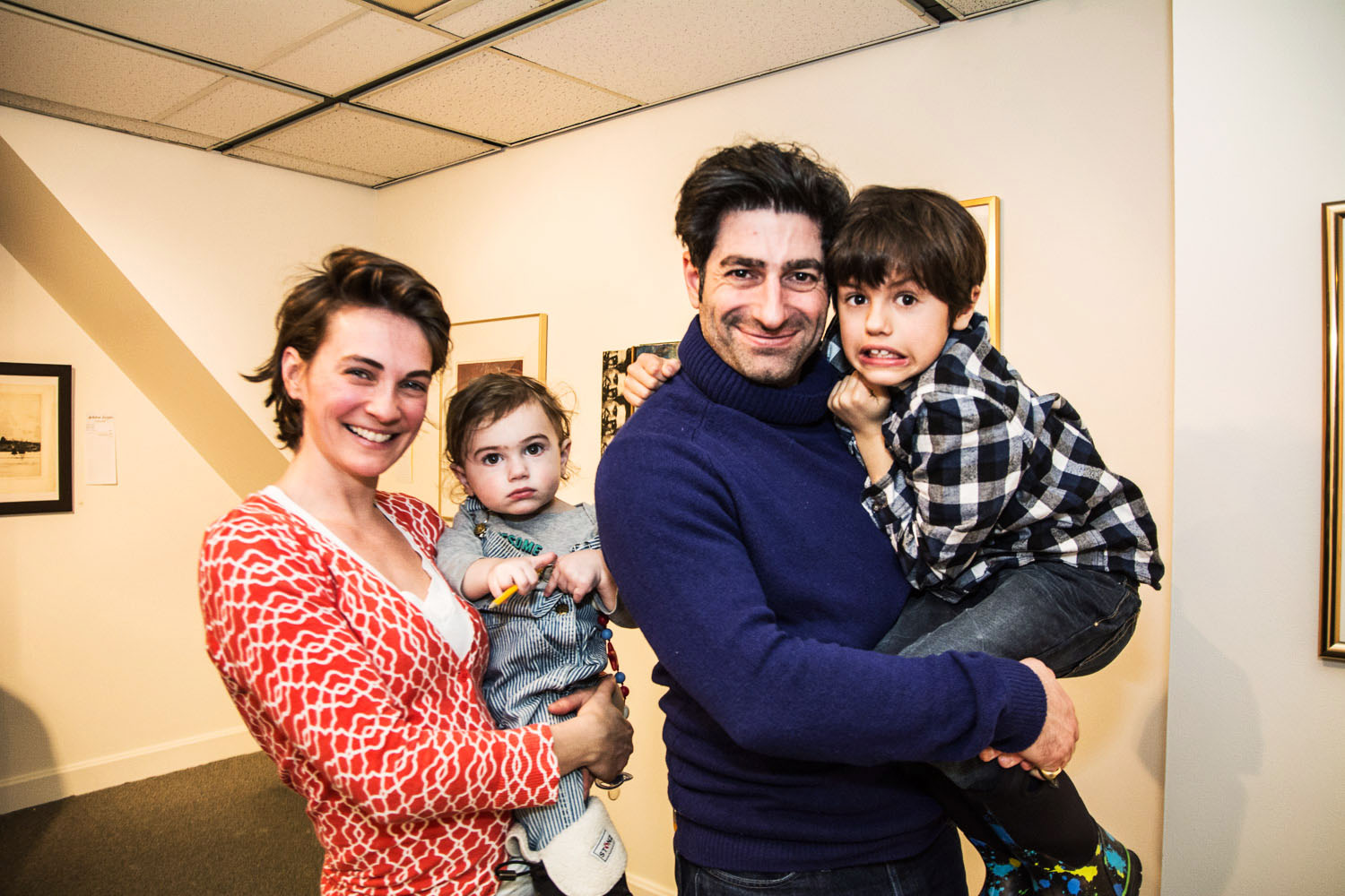Une salle d'expo pleine de love pour le lancement de «Parle moi d'amour» des Impatients