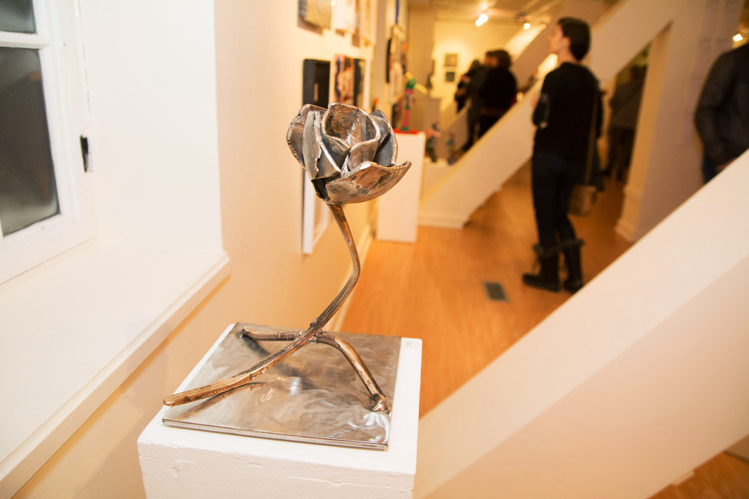 Une salle d'expo pleine de love pour le lancement de «Parle moi d'amour» des Impatients