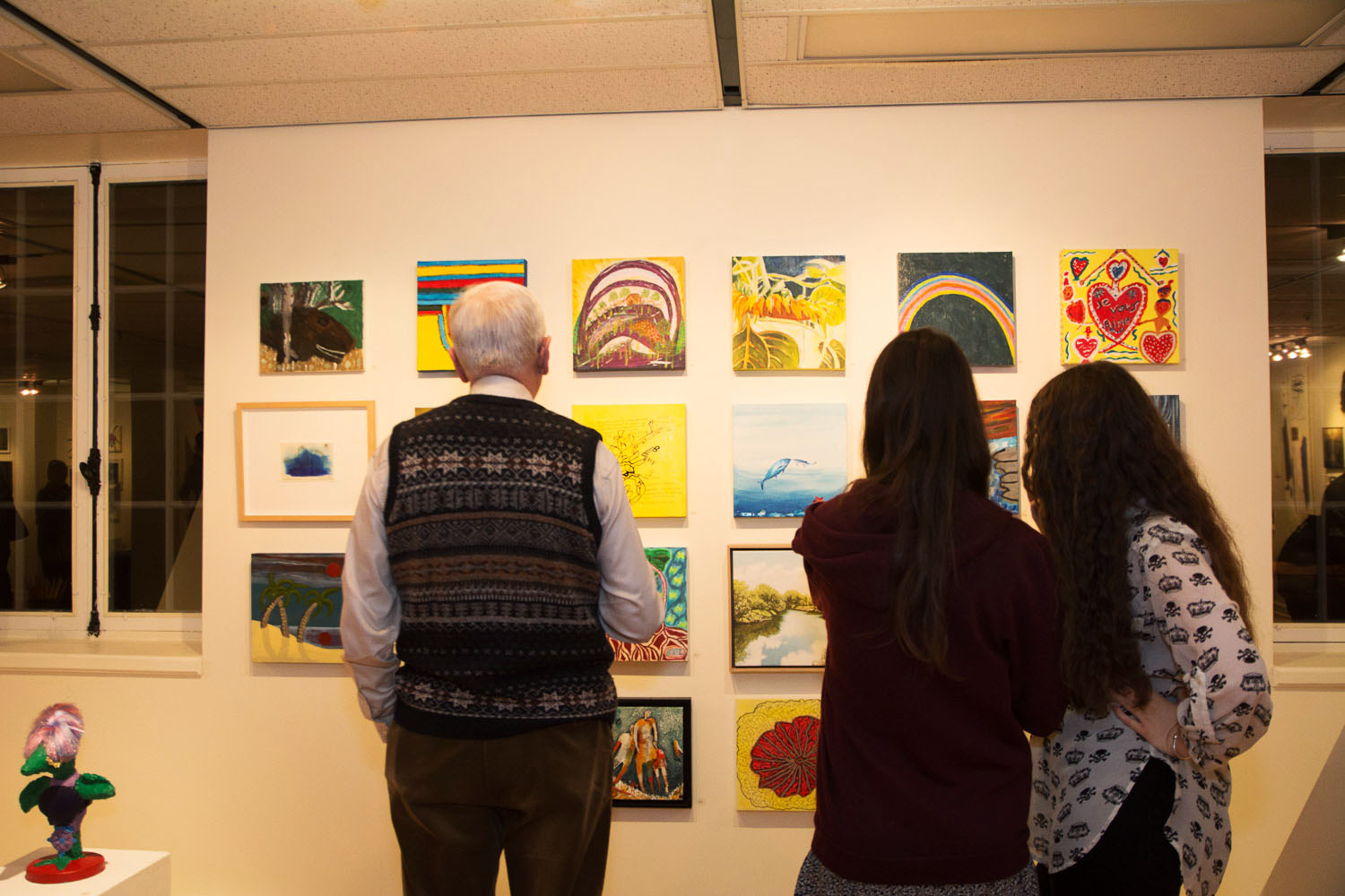 Une salle d'expo pleine de love pour le lancement de «Parle moi d'amour» des Impatients