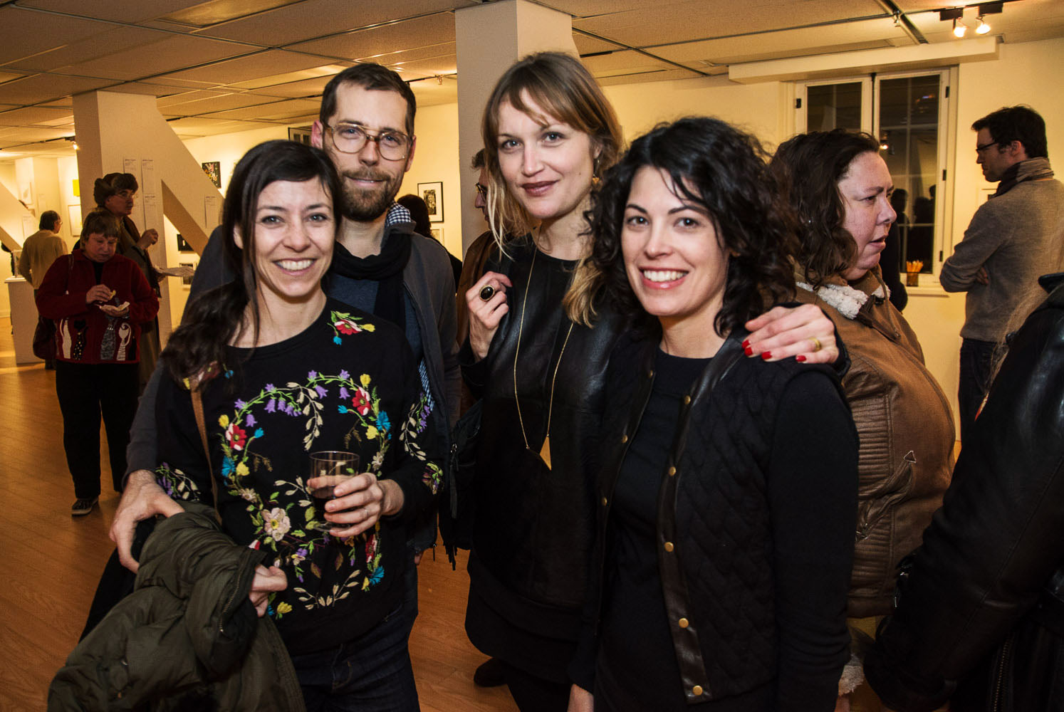 Une salle d'expo pleine de love pour le lancement de «Parle moi d'amour» des Impatients