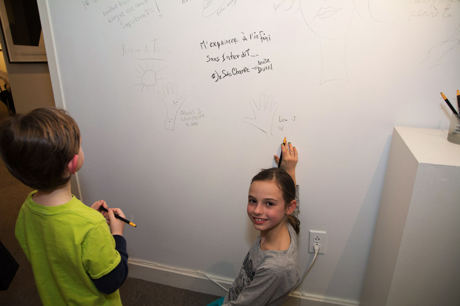 Une salle d'expo pleine de love pour le lancement de «Parle moi d'amour» des Impatients