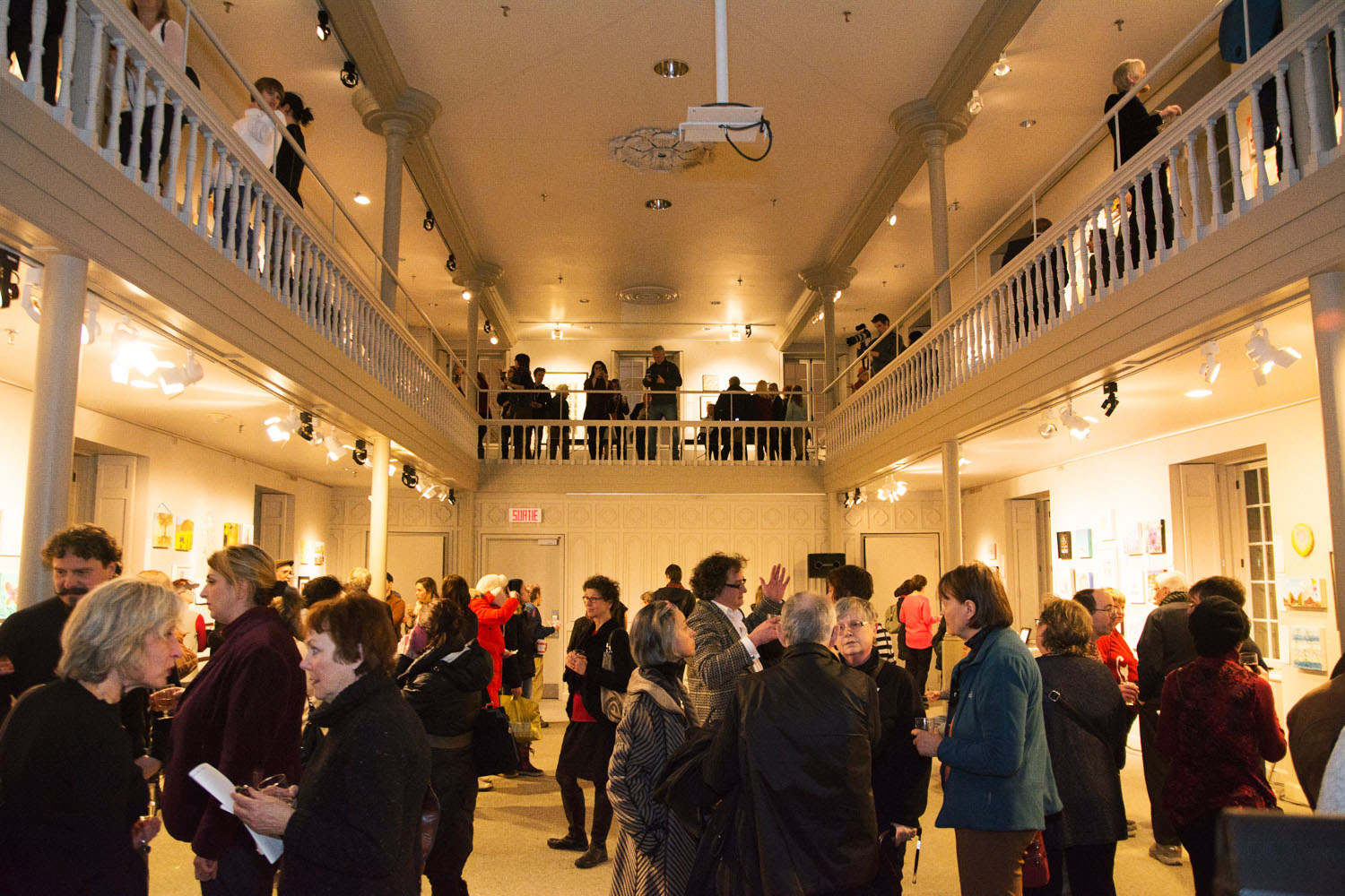 Une salle d'expo pleine de love pour le lancement de «Parle moi d'amour» des Impatients