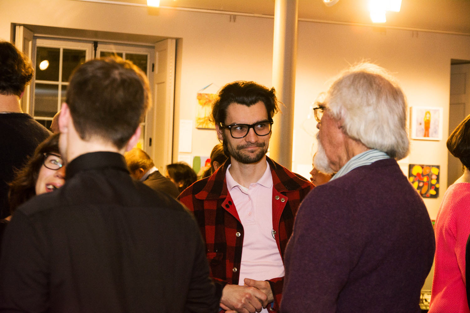 Une salle d'expo pleine de love pour le lancement de «Parle moi d'amour» des Impatients