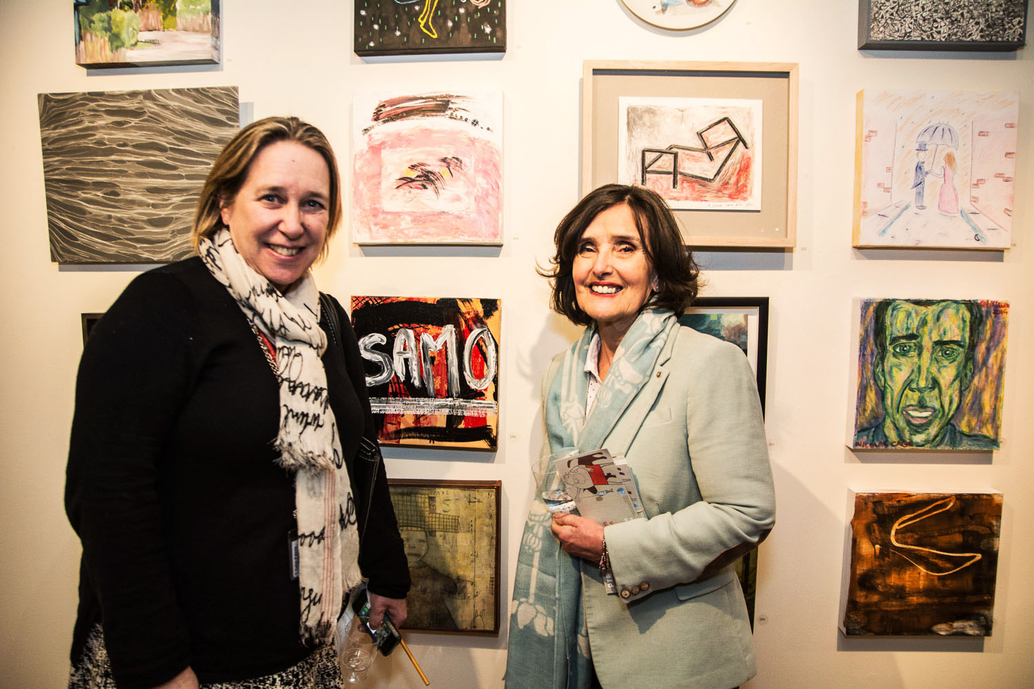 Une salle d'expo pleine de love pour le lancement de «Parle moi d'amour» des Impatients