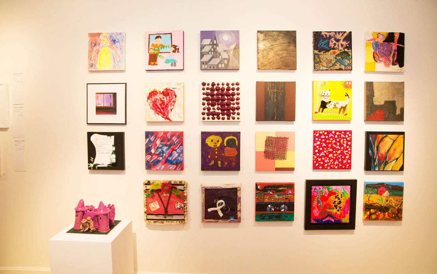 Une salle d'expo pleine de love pour le lancement de «Parle moi d'amour» des Impatients