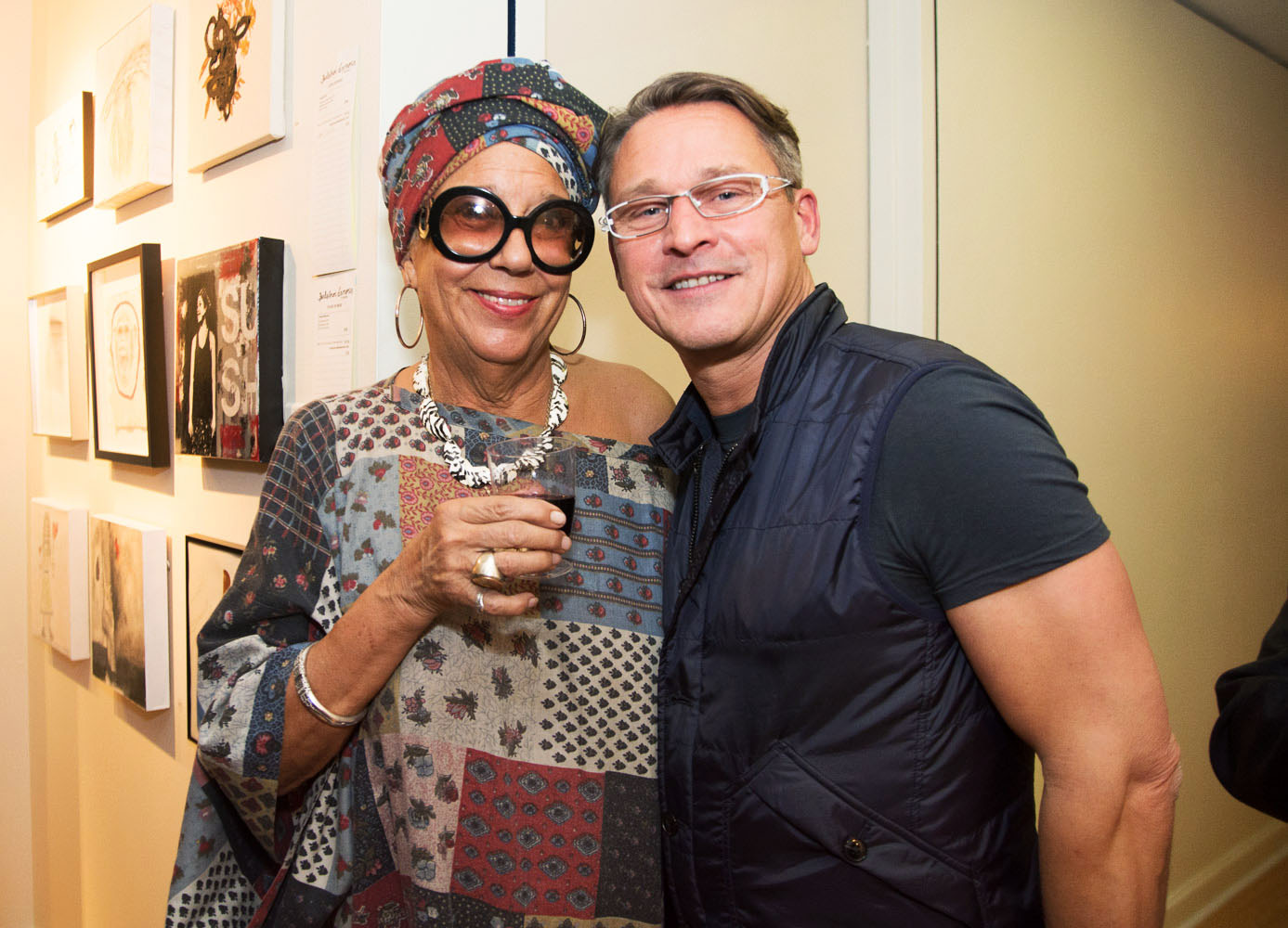 Une salle d'expo pleine de love pour le lancement de «Parle moi d'amour» des Impatients